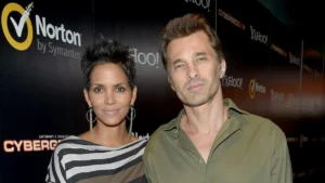 The image shows two individuals posing together at an event sponsored by Norton by Symantec and Yahoo!